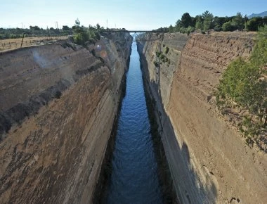 Κατέρρευσε η μια πλαγιά στον Ισθμό της Κορίνθου - Παραλίγο τραγωδία - Εκλεισε η διώρυγα (Φωτό, βίντεο) (upd)